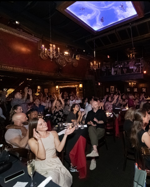 The Dueling Pianos NYC audience at a Saturday night Cutting Room show.